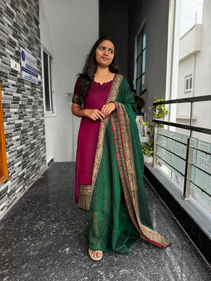 Magenta Narayanpet with Green Dupatta – 2-Piece Kurti Set