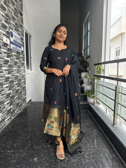 Black Jamdani 2-Piece Kurti Set – Multicolour Floral Motifs & Traditional Woven Border